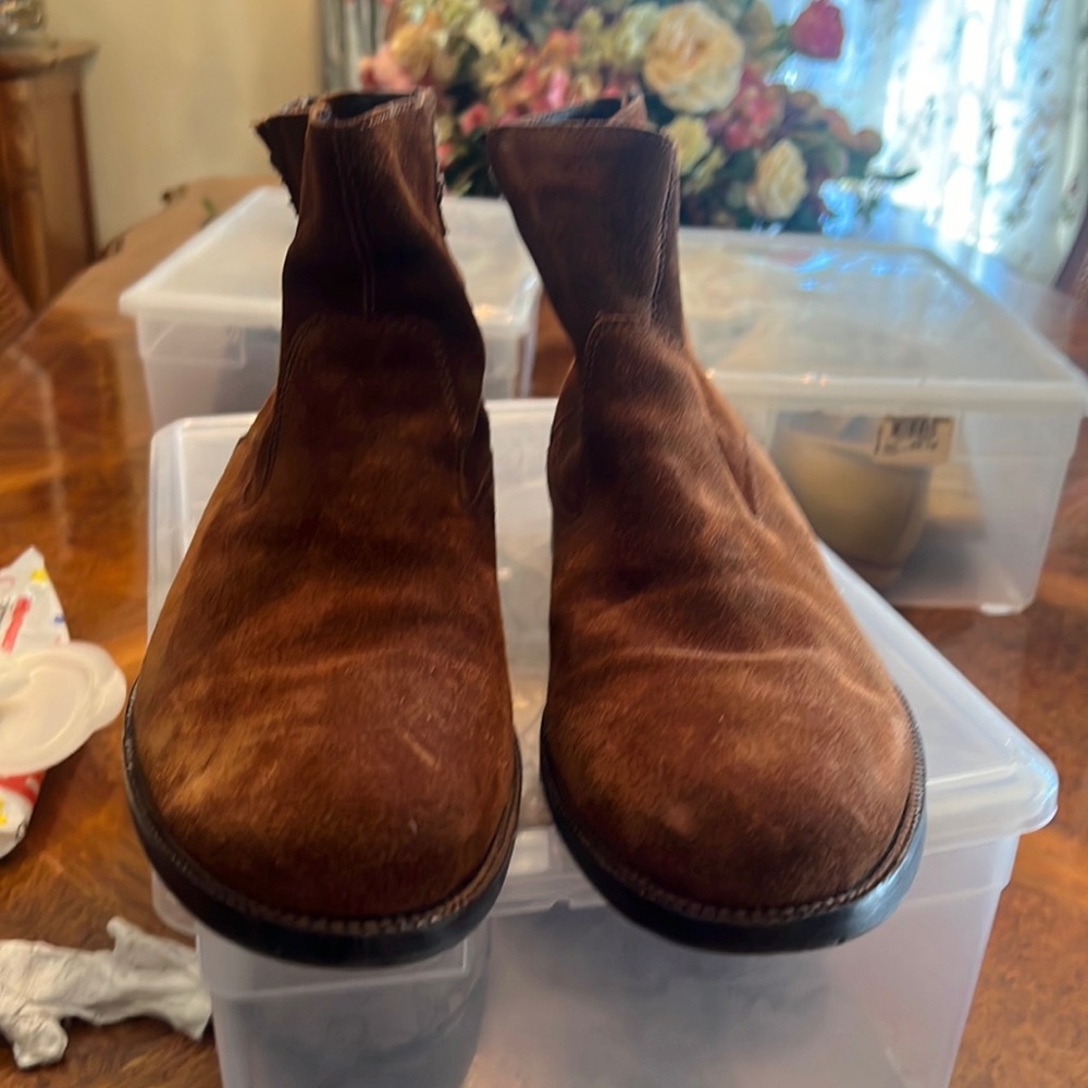 Mens 8.5 back zip suede boot.